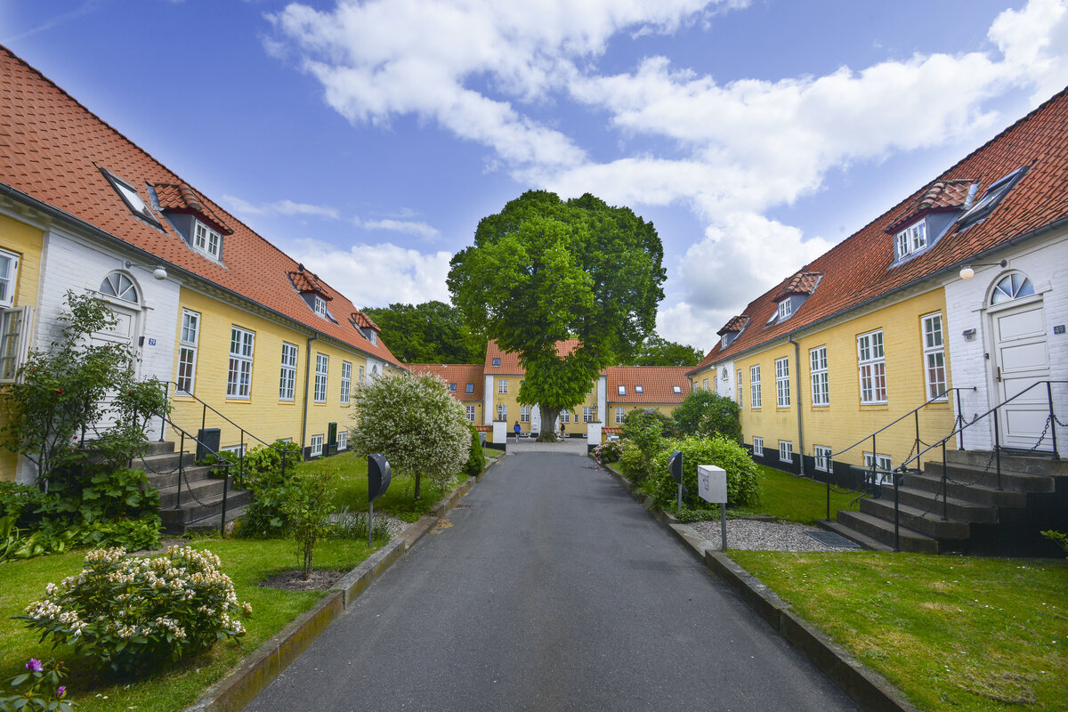 Toldgaarden ist ein kleiner Gebudekomplex am Haraldsdalvej in Padborg (deutsch Pattburg). Er wurde 1921 erbaut, kurz nachdem die heutige Staatsgrenze zwischen Dnemark und Deutschland festgelegt wurde. Toldgaarden diente bis 1994 als Dienstwohnungen fr die dnische Grenzpolizei. Dann wurde es verkauft und wird heute als private Wohnungsgenossenschaft A/B Toldgaarden betrieben. Aufnahme: 28. Mai 2023.