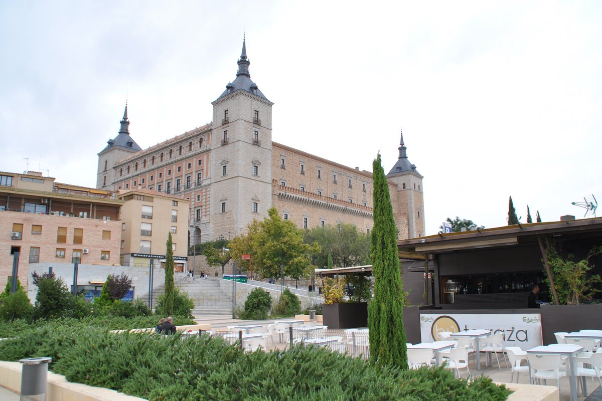 TOLEDO (Provincia de Toledo), 04.10.2015, Blick auf den Alczar, eine auf Felsen errichtete Festung, die auf einen Plan aus der Regierungszeit Karls I. zurckgeht