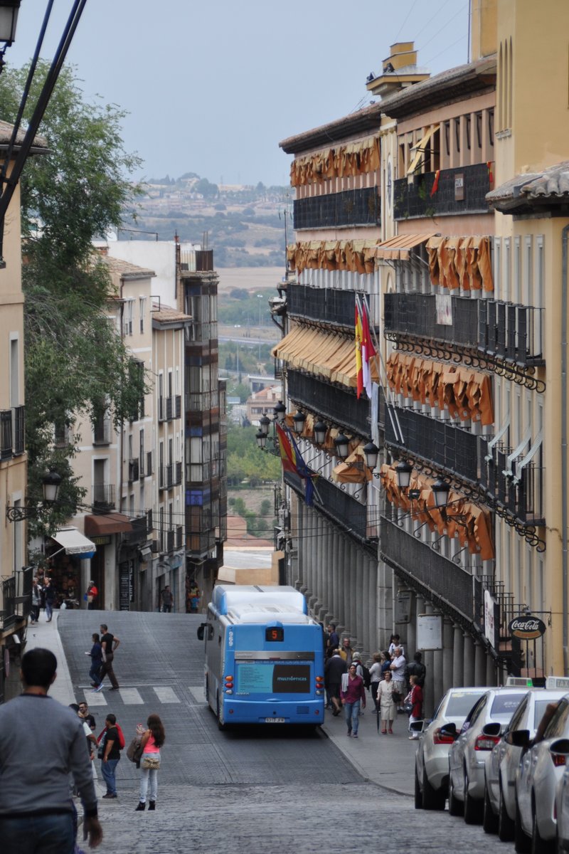 TOLEDO (Provincia de Toledo), 04.10.2015, Blick durch eine Straenschlucht auf das tief liegende Umland