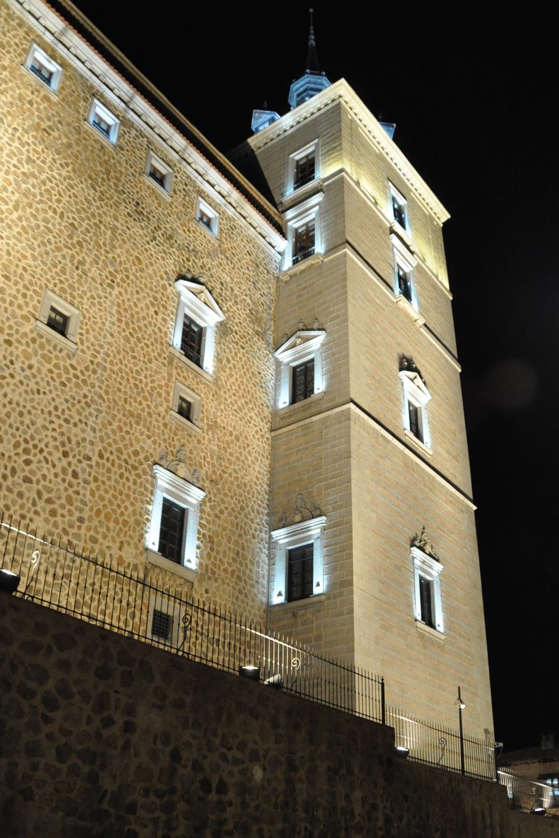 TOLEDO (Provincia de Toledo), 04.10.2015, ein Turm des bei Nacht beleuchteten Alczar