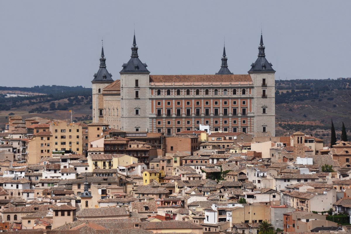 TOLEDO (Provincia de Toledo), 20.04.2019, Blick vom Parador auf Altstadt und Alczar, einer das Stadtbild dominierenden ehemaligen Festung