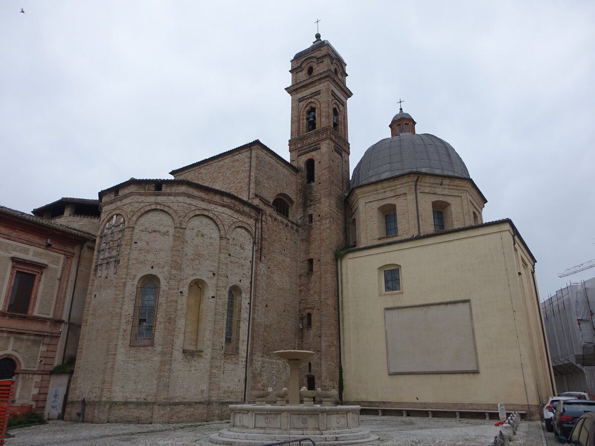 Tolentino, Basilika San Nicola, erbaut im 13. Jahrhundert (30.03.2022)