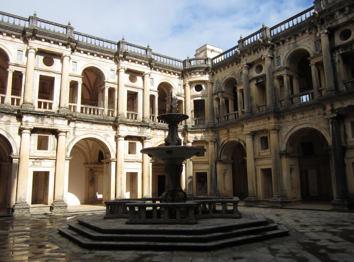 Tomar, Kreuzgang Claustro dos Filipes mit Barockbrunnen im Convento de Cristo (28.05.2014)