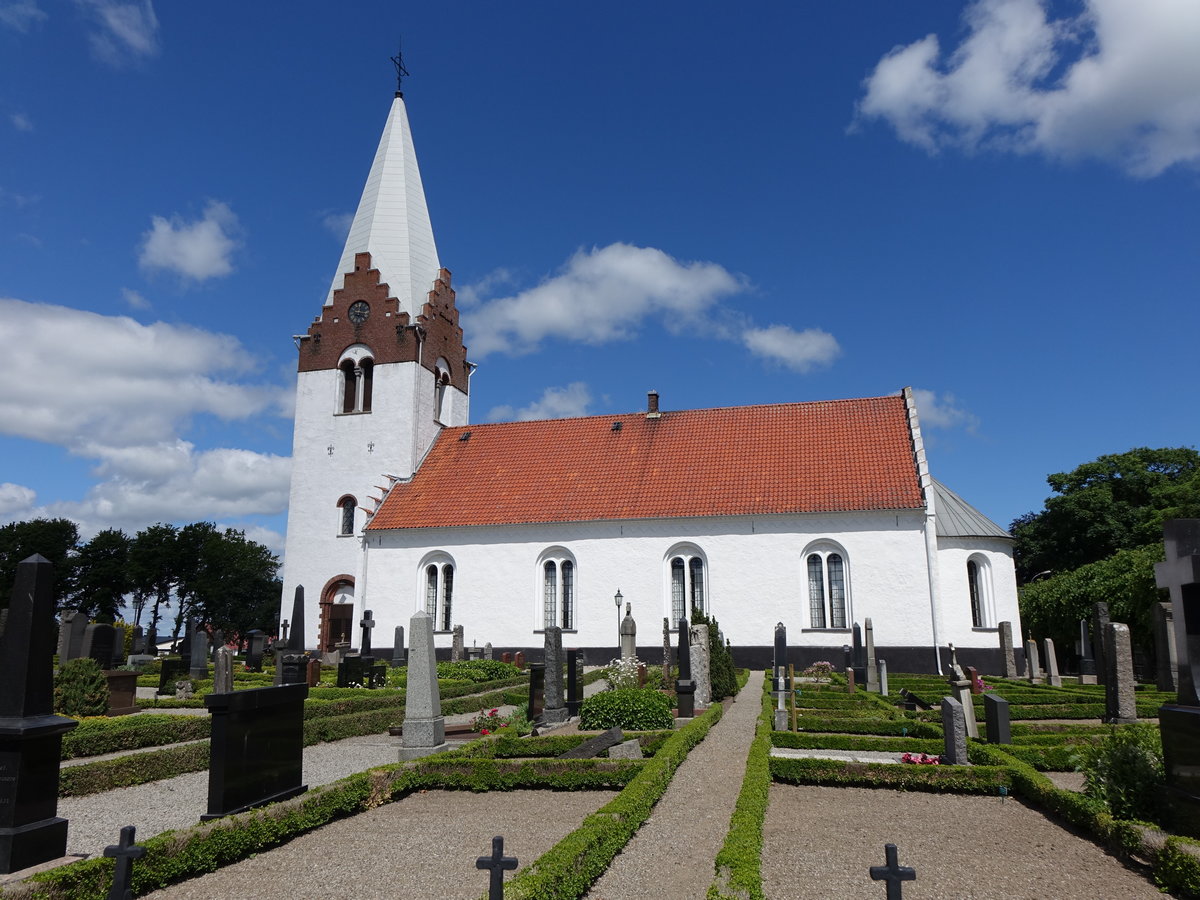 Tommarps, neugotische Kirche, erbaut 1857, Kirchturm erbaut 1888 (11.06.2016)