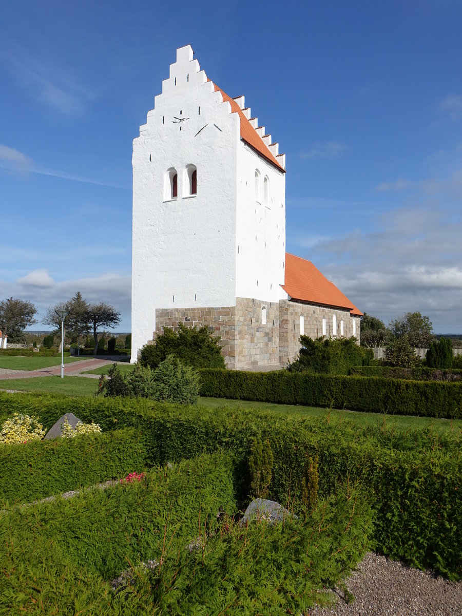 Tommerby, evangelische Kirche, romanische Kirche mit sptgotischem Turm und Waffenhaus (19.09.2020)