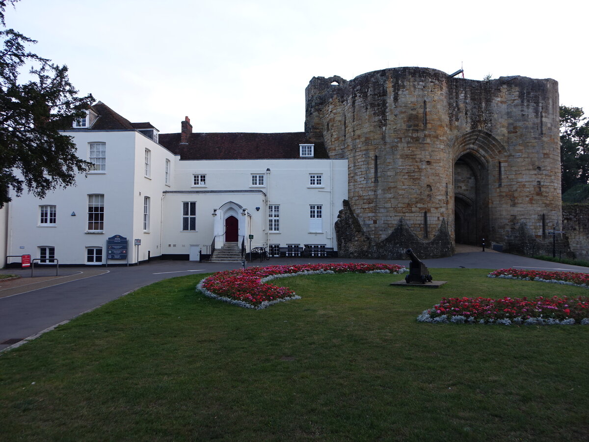 Tonbridge Castle, erbaut im 11. Jahrhundert, Torhaus erbaut 1230 (03.09.2023)