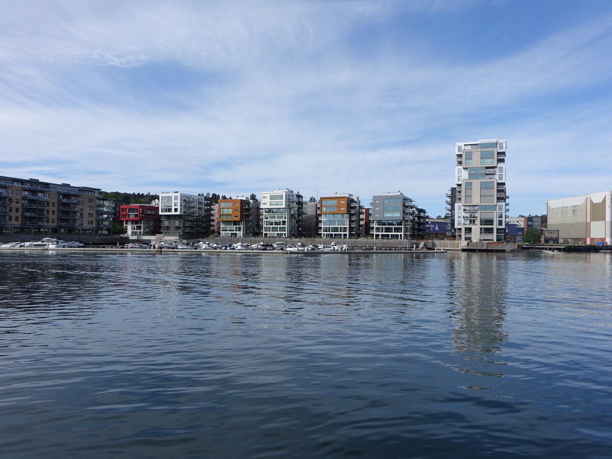 Tonsberg, moderne Gebude in der Rambergveien Strae (29.05.2023)