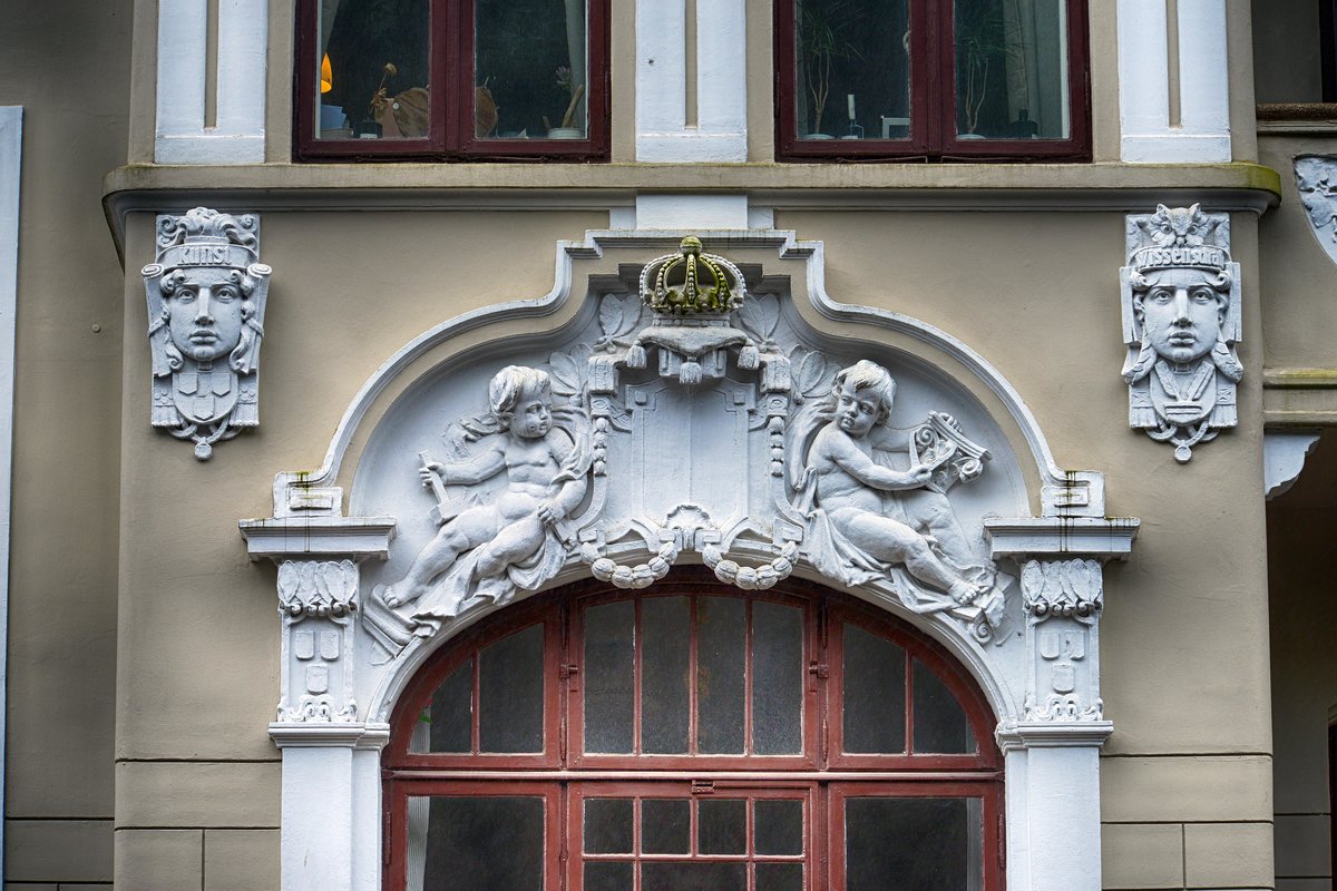 Toosbystrae in Flensburg - Dekoration aus der Zeit des Jugendstils. Aufnahme: 2. Mai 2020.