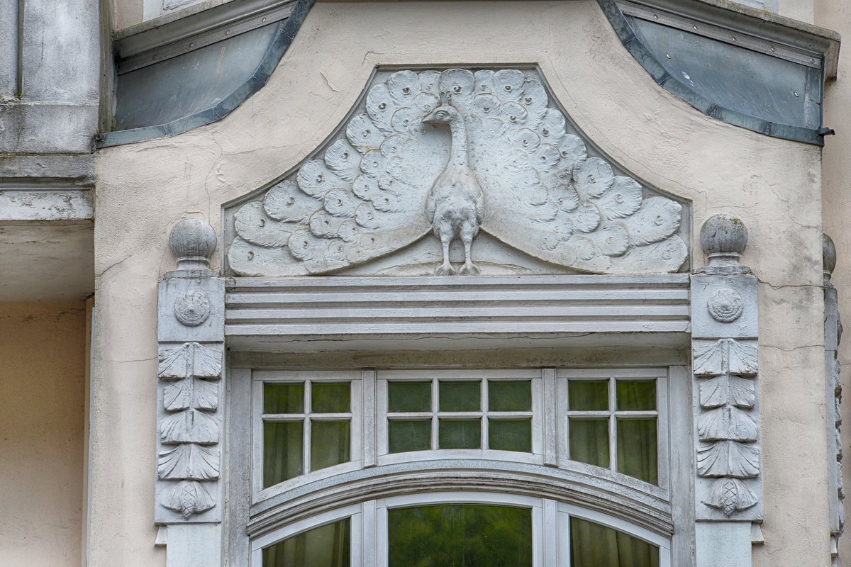 Toosbystrae in Flensburg - Dekoration aus der Zeit des Jugendstils. Aufnahme: 2. Mai 2020.