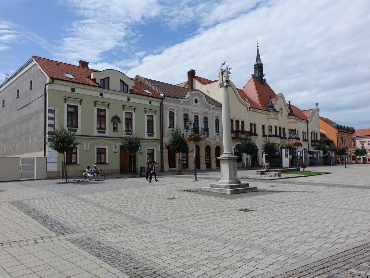 Topolcany / Topoltschan, Mariensule und Rathaus am Stefanika Namesti (05.08.2020)