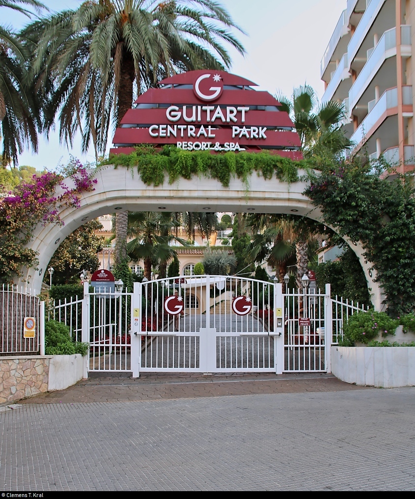 Tor nahe des Haupteingangs zum Hotel Guitart Central Park Aqua Resort in Lloret de Mar (E).
[21.9.2018 | 18:12 Uhr]