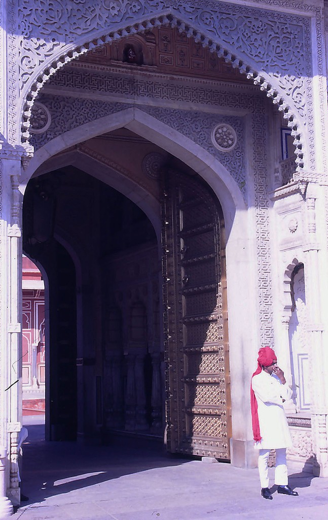Tor im Stadtpalast von Jai Singh II in Jaipur. Aufnahme: Oktober 1988 (Bild vom Dia).