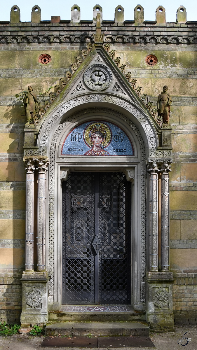 Tor zum 1850 erbauten Parkgebude  Klosterhof  im Park Klein-Glienicke, welches als Aufstellungsort mittelalterliche Kunstwerke des Prinzen Carl von Preuen diente. (Berlin, April 2018)