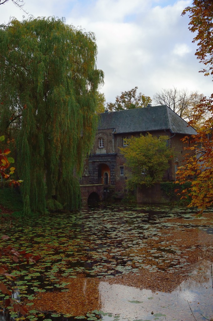 Torburg des Schloss Rheydt vom Parkplatz aus gesehen. Mnchengladbach den 24.10.2013