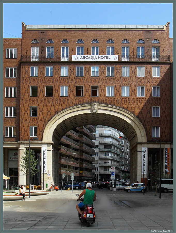 Torhaus am neu gestalteten Madch Imre tr im Jdischen Viertel Budapests. (15.08.2014)
