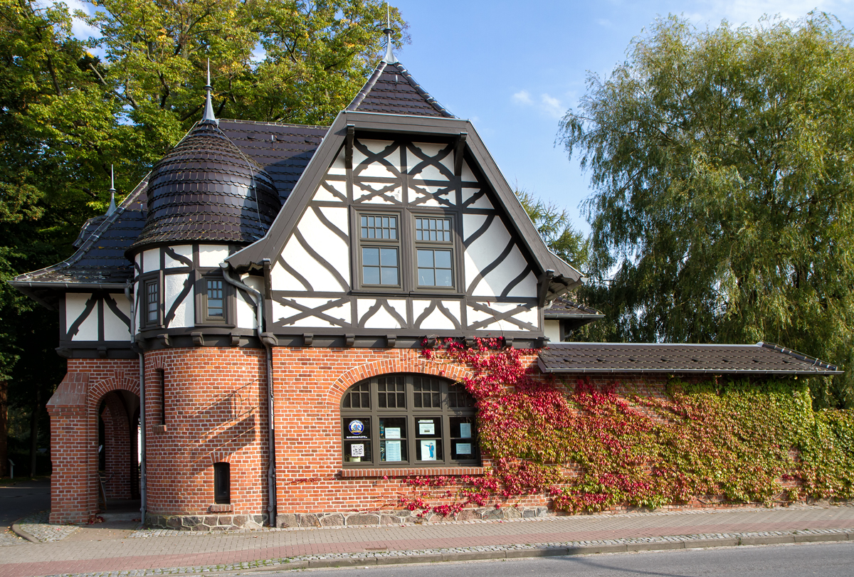 Torhaus des Schlosses Klink ist jetzt Tourismus-Informationsstelle. - 19.09.2014