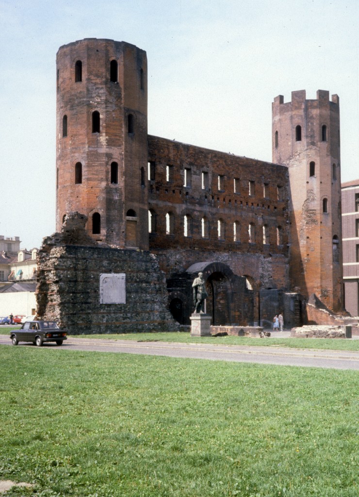 Torino / Turin am 5. August 1981: Das Stadttor Porta Palatina wurde im 1. Jahrhundert n. Chr. errichtet.
