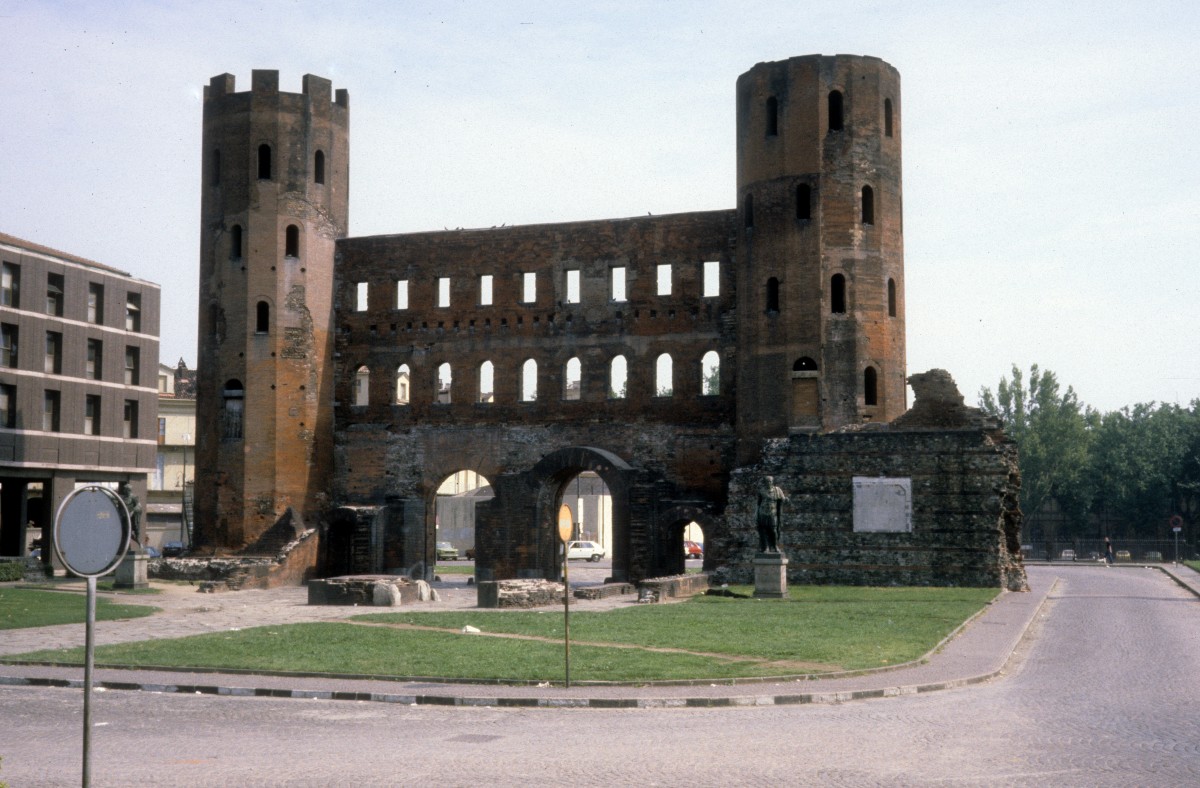 Torino / Turin: Porta Palatina aus dem ersten nachchristlichen Jahrhundert. Aufnahmedatum: 5. August 1981.