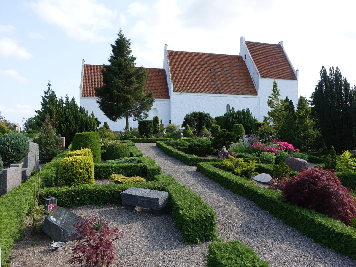 Torkilstrup, evangelische Kirche, erbaut aus Feld-und Kreidesteinen (18.07.2021)