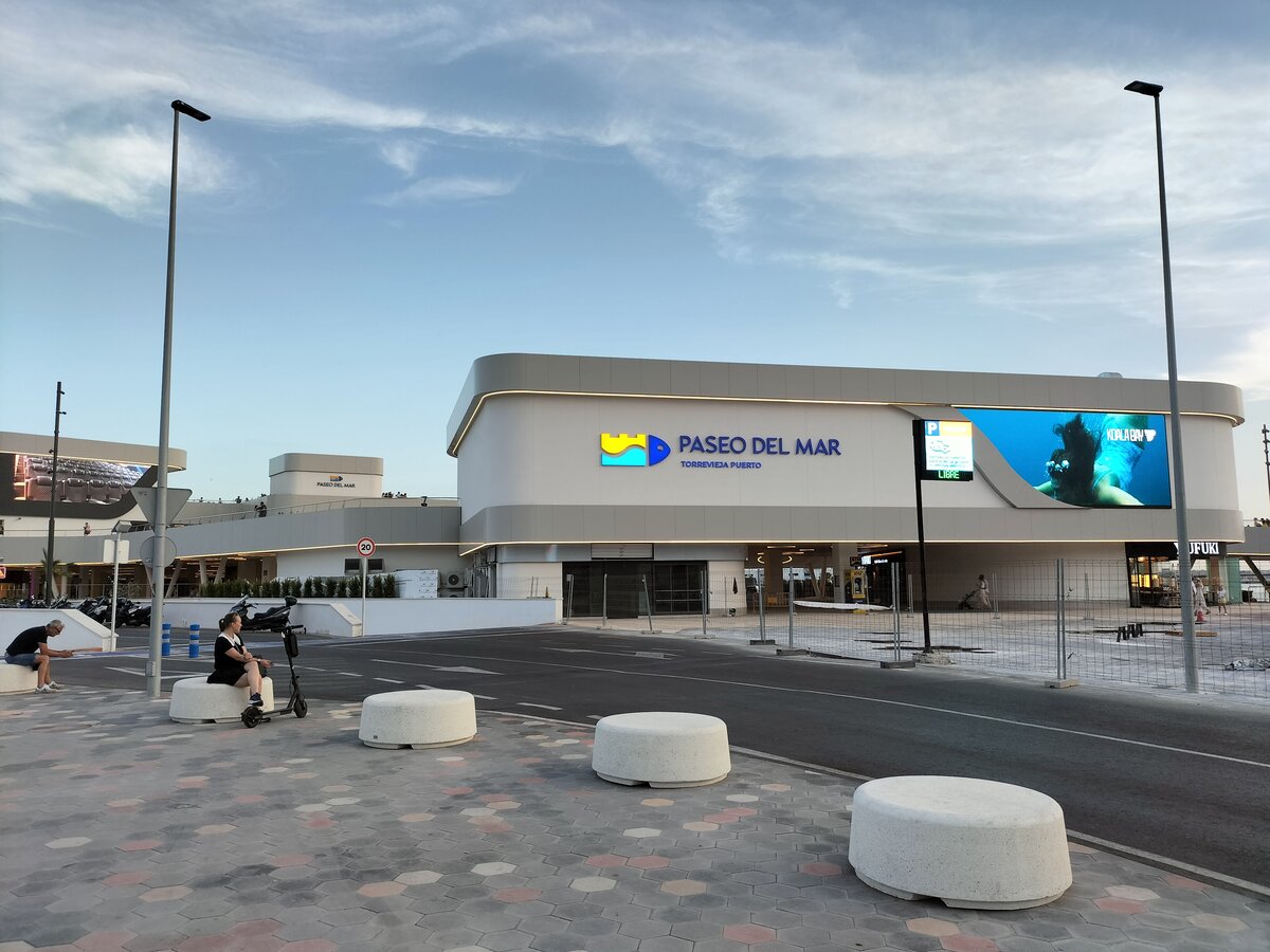 Torrevieja, Paseo del Mar, 12.08.2026. Das Einkaufszentrum wurde neu er�ffnet am 11.06.2026.