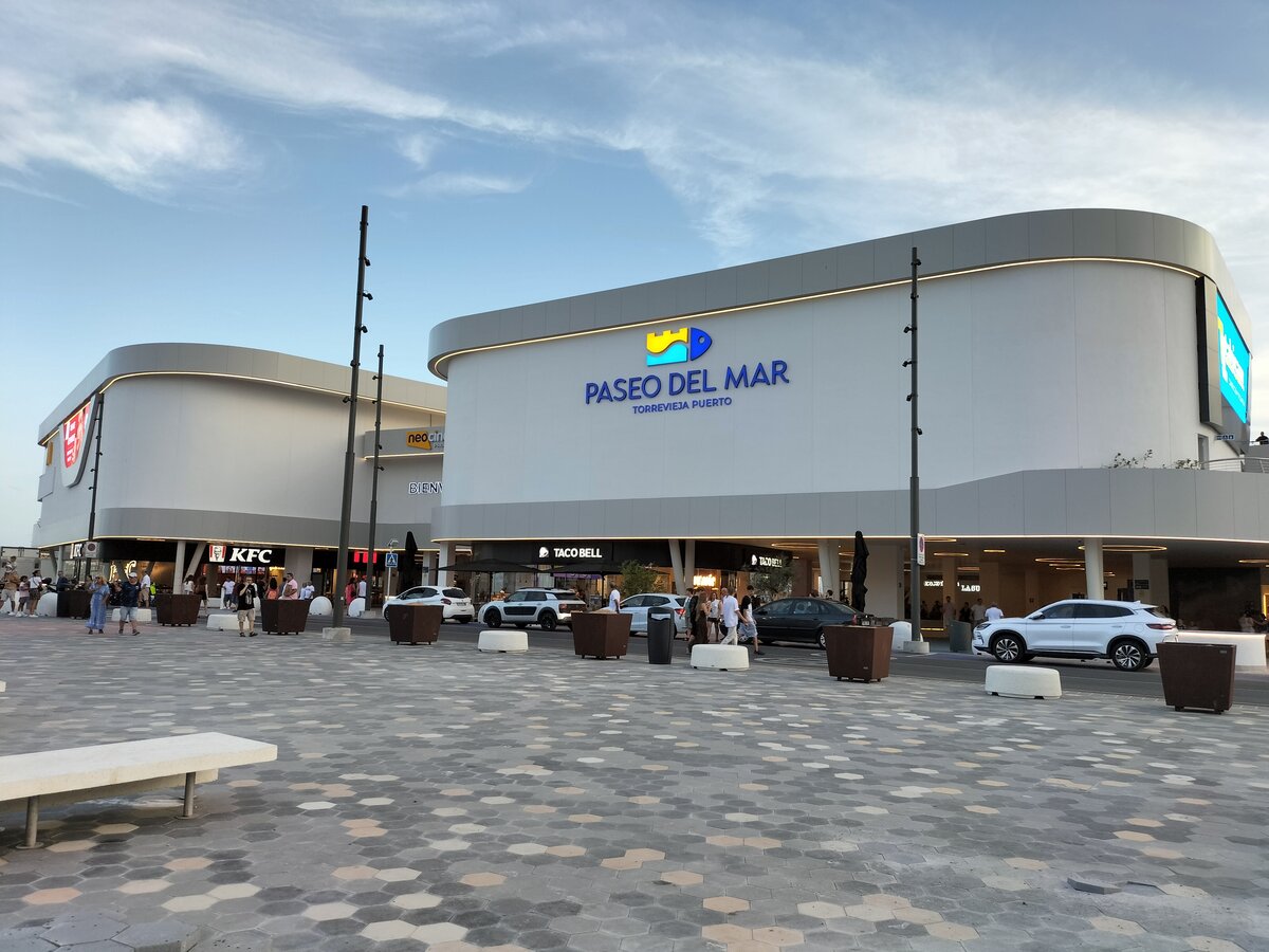 Torrevieja, Paseo del Mar, neues Einkaufszentrum in der Innenstadt am Freizeithafen, 12.08.2026