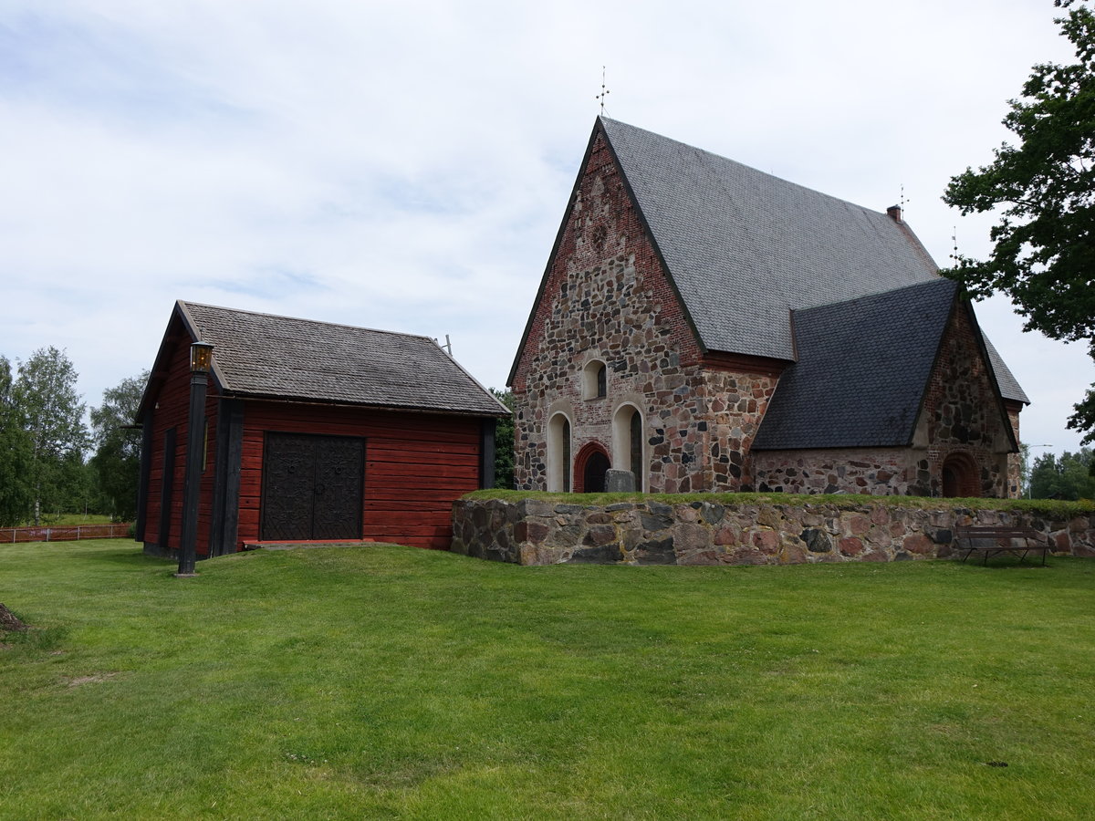 Torsng, Ev. Kirche, erbaut im 14. Jahrhundert aus Feldsteinen (16.06.2016)