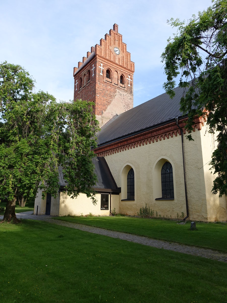 Torshälla, Ev. Kirche, erbaut im 12. Jahrhundert, Langhaus von 1322, Backsteingewölbe und Westturm 15. Jahrhundert, Treppengiebel von 1873 (15.06.2016)