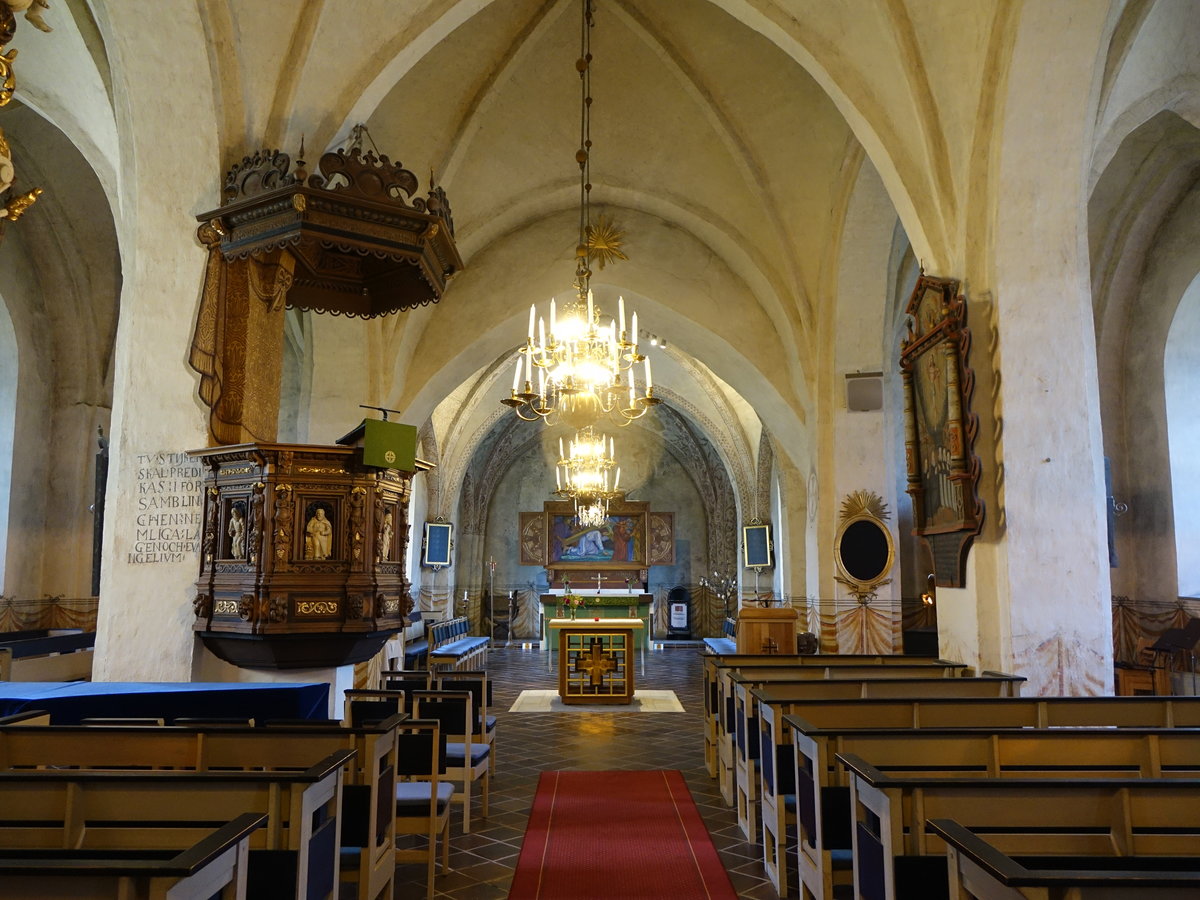 Torshälla, Innenraum der Ev. Kirche, Fresken im Chorgewölbe von Peter Malare aus dem 15. Jahrhundert, Altar von Axel Törnemann, Kanzel von 1642 (15.06.2016)