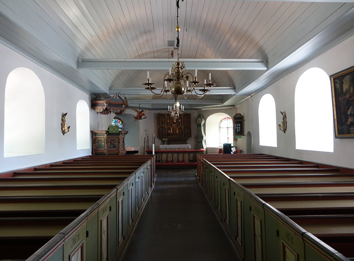 Torslanda, Innenraum mit mittelalterlichen Altar und Kanzel aus dem 17. Jahrhundert in der Ev. Kirche (30.05.2018)