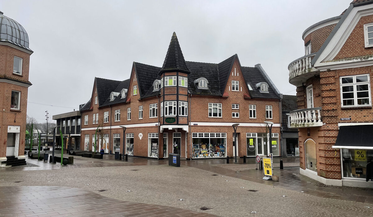Torvet (Marktplatz) in der Kleinstadt Grindsted in Dnemark. Aufnahme: 3. Februar 2022.