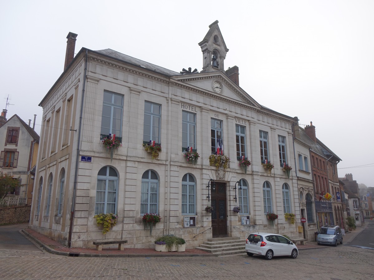 Toucy, Rathaus am Place Hotel de Ville (29.10.2015)