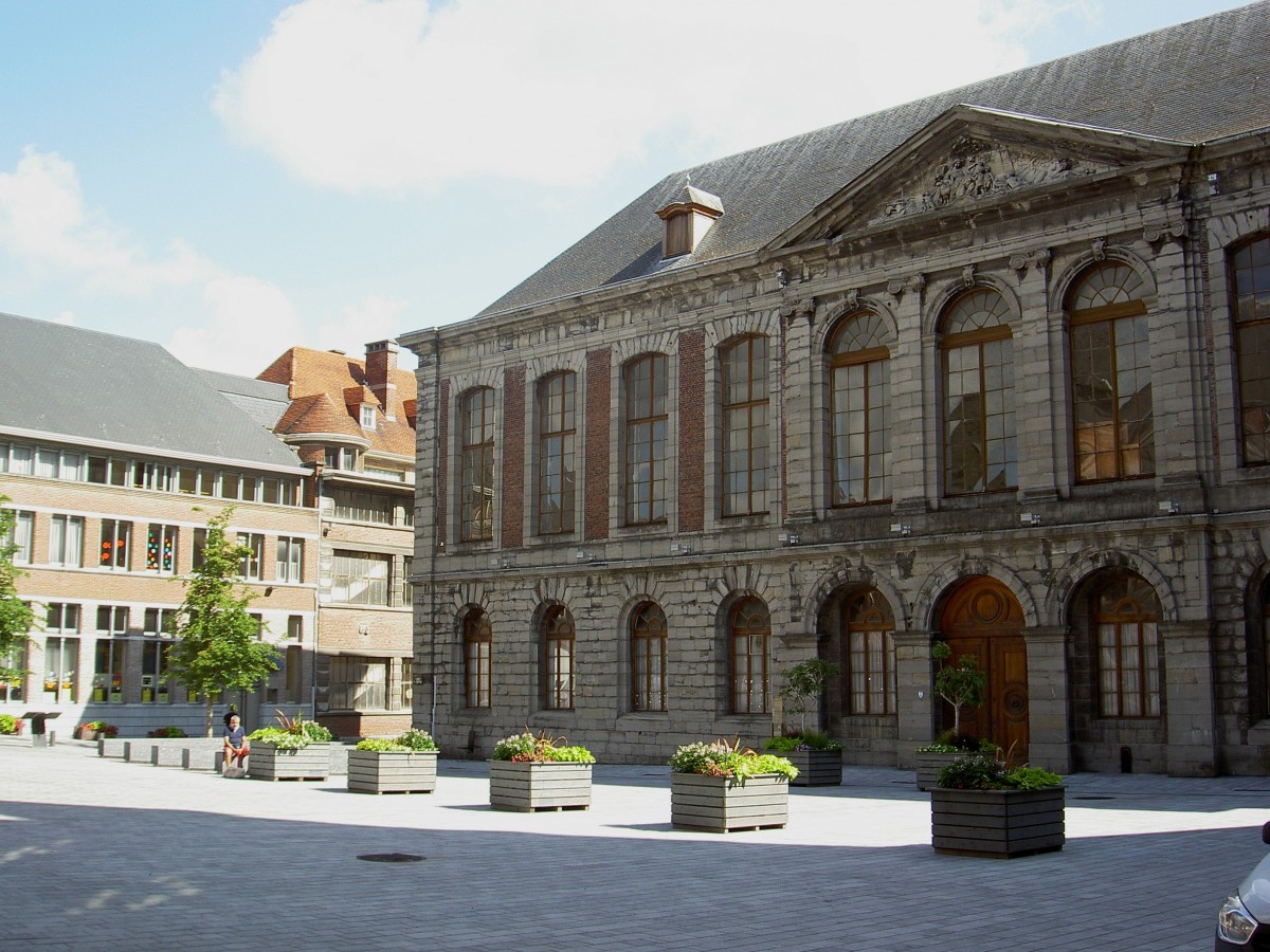 Tournai, gotische Tuchhalle am Place de L`Evecht (30.06.2014)