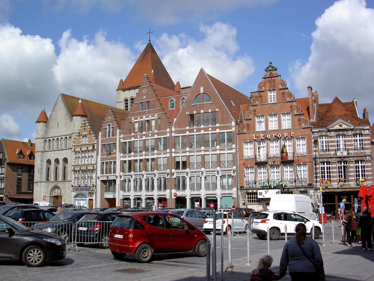 Tournai, Grand Place mit St. Quentin Kirche (30.06.2014)