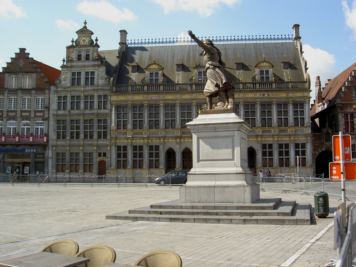 Tournai, Grand Place mit Statue der Christine de Lalaing (30.06.2014)