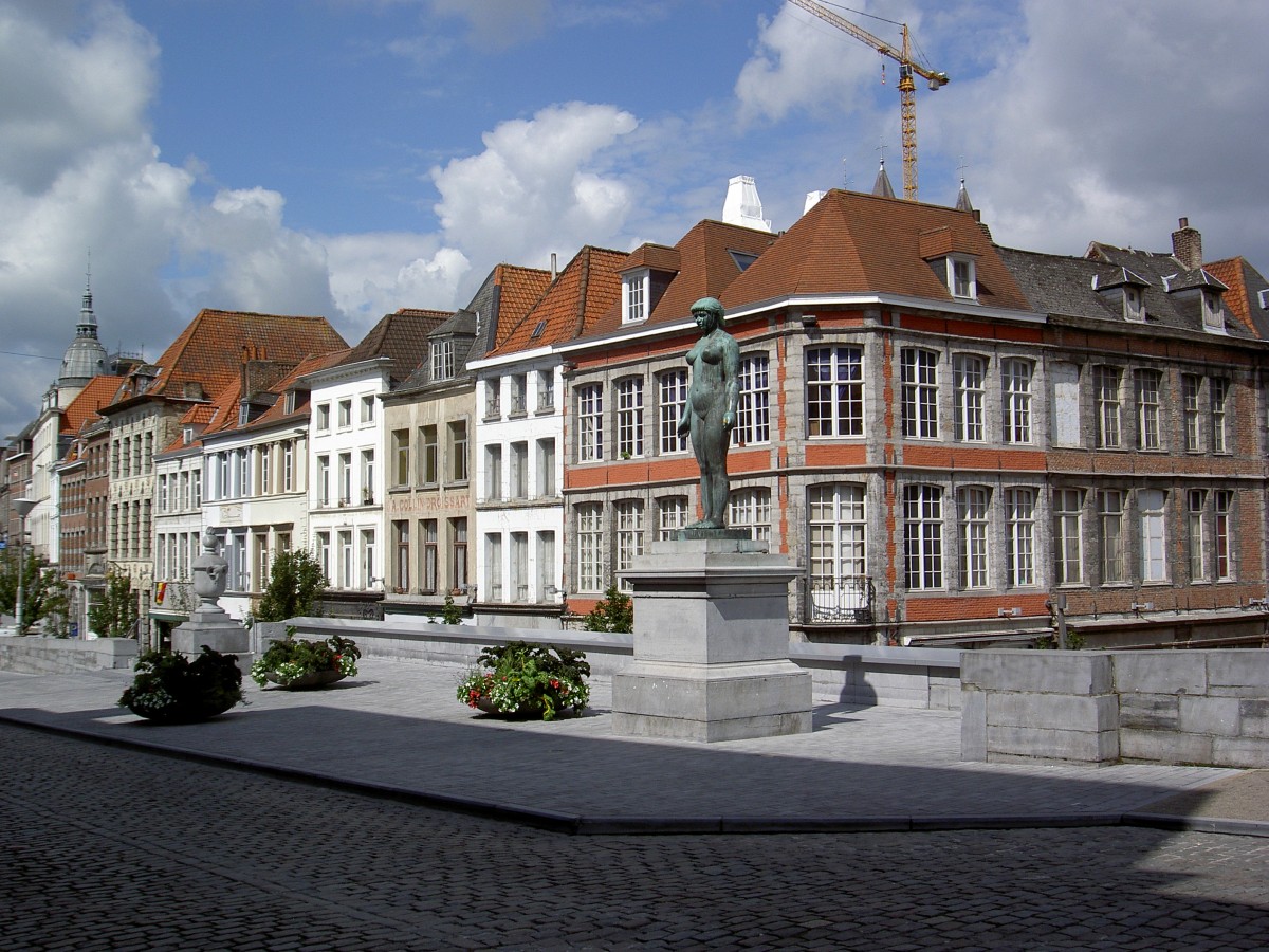 Tournai, Statue an der Rue de Puits l`Eau (30.06.2014)