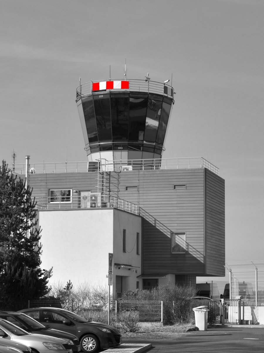 Tower Airport Karlsbad (Beschreibung wird jetzt ausfhrlicher) Der Tower des Flughafens Karlsbad in Schwarz/Weiss. Auf diesem Flugplatz bzw, -hafen starten und landen Flugzeuge.
23. Mrz 2015