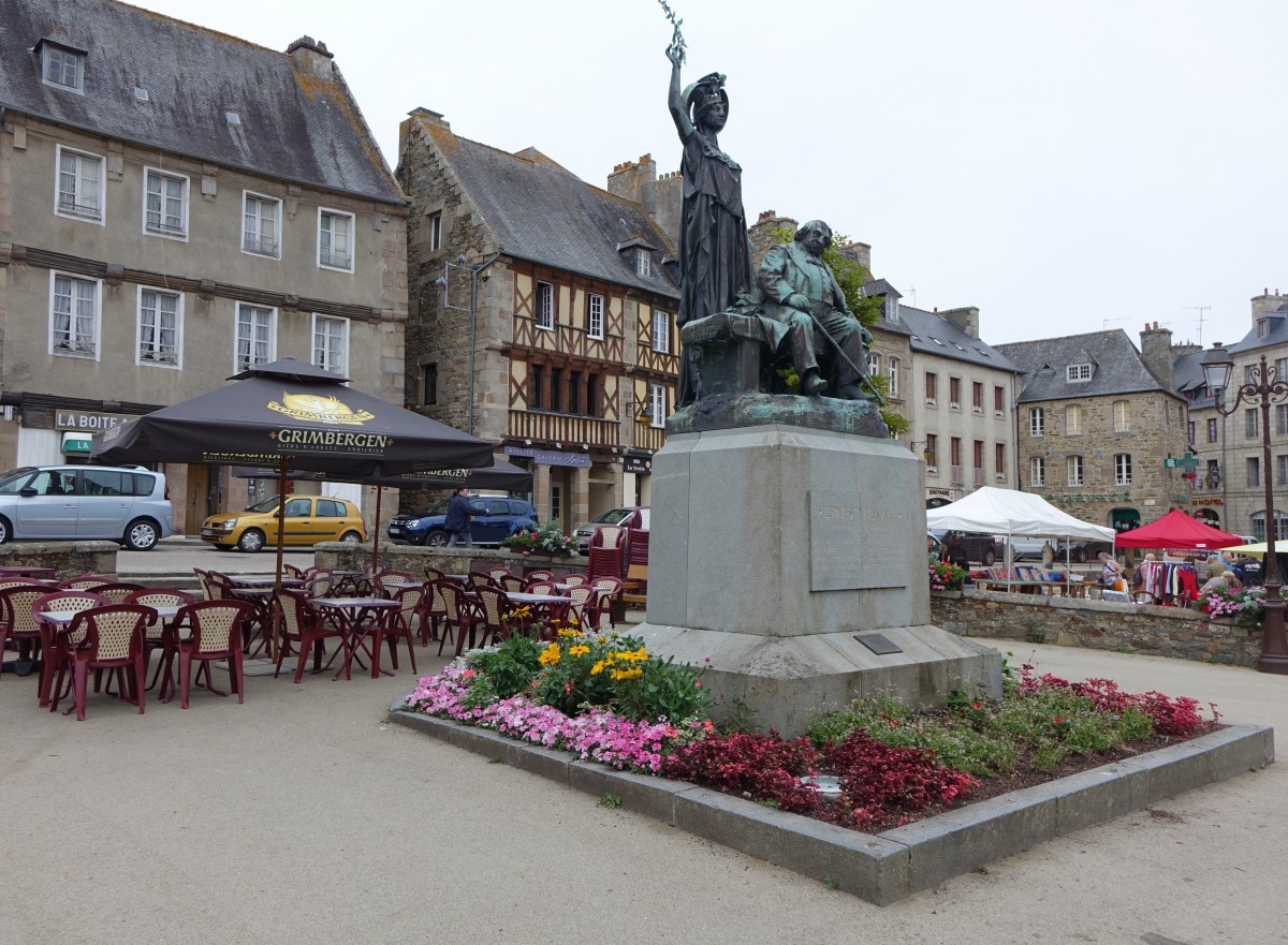 Trguier, Place du Martray mit Denkmal fr Ernest Renan (14.07.2015)