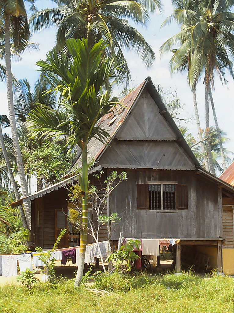Traditionelles malay Holzhaus in Malacca (Melaka). Aufnahme: Mrz 1989 (Bild vom Dia).