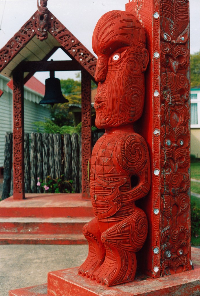Traditionelles Maori-hölzernes Schnitzen in  Whakarewarewa in Rotorua. Aufnahme: Februar 1987 (digitalisiertes Negativfoto).