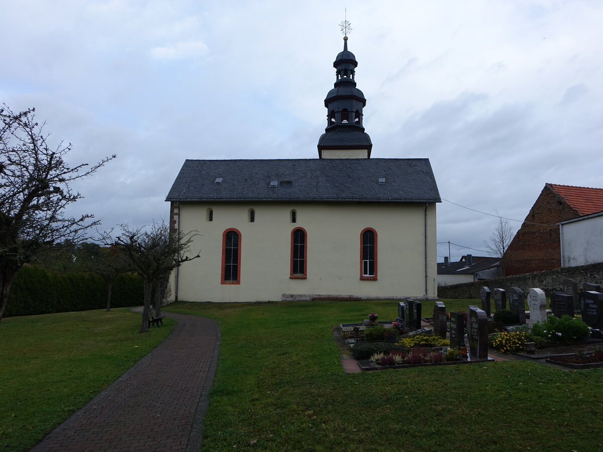 Trais-Mnzenberg, evangelische Kirche, erbaut 1889 mit romanischem Turm (01.11.2021)
