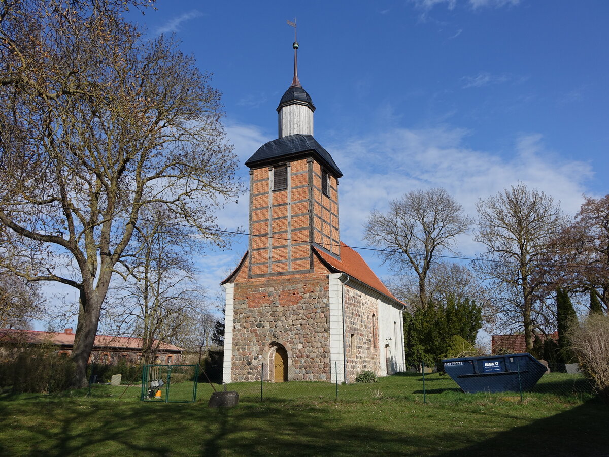 Trampe, evangelische Dorfkirche, erbaut im 13. Jahrhundert, renoviert von 1738 bis 1740 (10.04.2026)