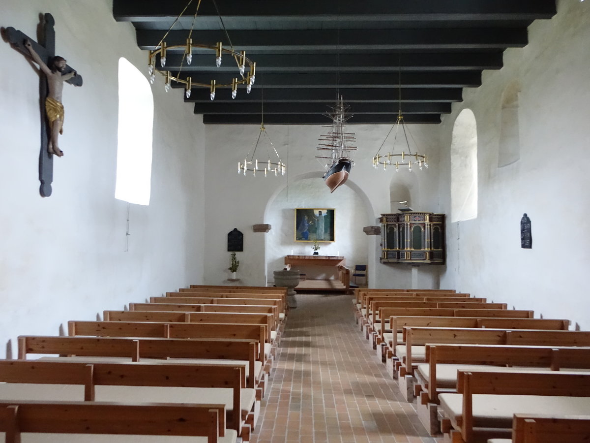 Trans, romanischer Innenraum der Ev. Kirche, erbaut im 12. Jahrhundert, Altar von Niels Bjerre von 1913 (19.09.2020)