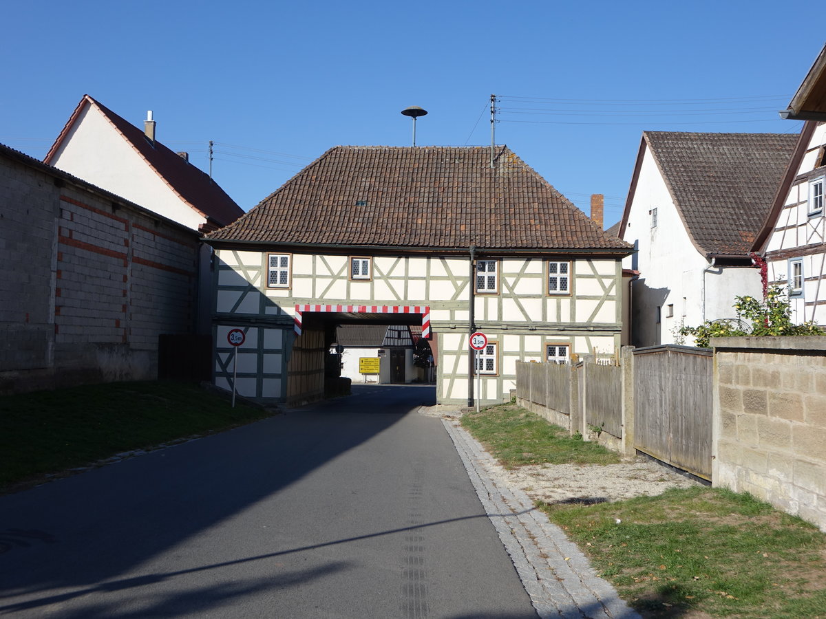 Trappstadt, historisches Torhaus, zweigeschossiger Fachwerkbau mit Walmdach, erbaut 1728 (15.10.2018)