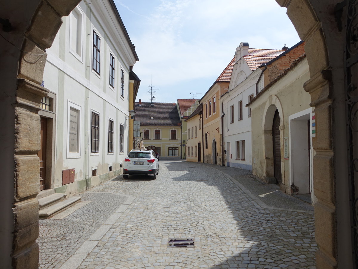 Trebon, Blick durch das Schlotor in die Krcinova Strae (27.05.2019)