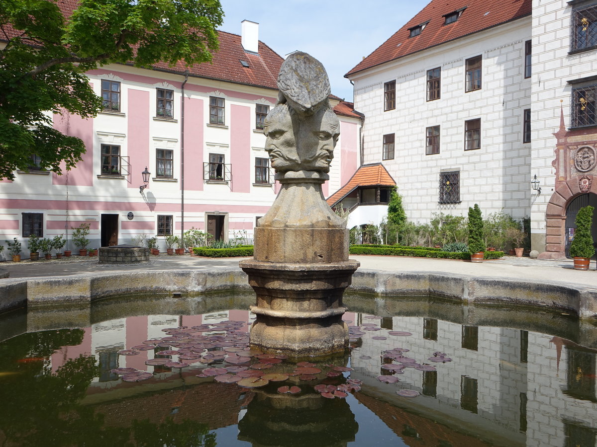 Trebon, Brunnen im Schlosshof, erbaut 1712 von Paul Ignaz Bayer (27.05.2019)