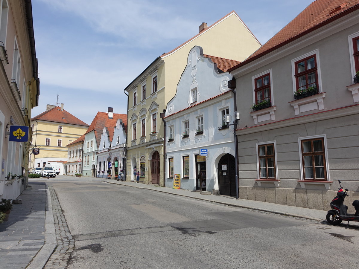 Trebon, Brgerhuser aus dem 16. Jahrhundert in der Husova Strae (27.05.2019)