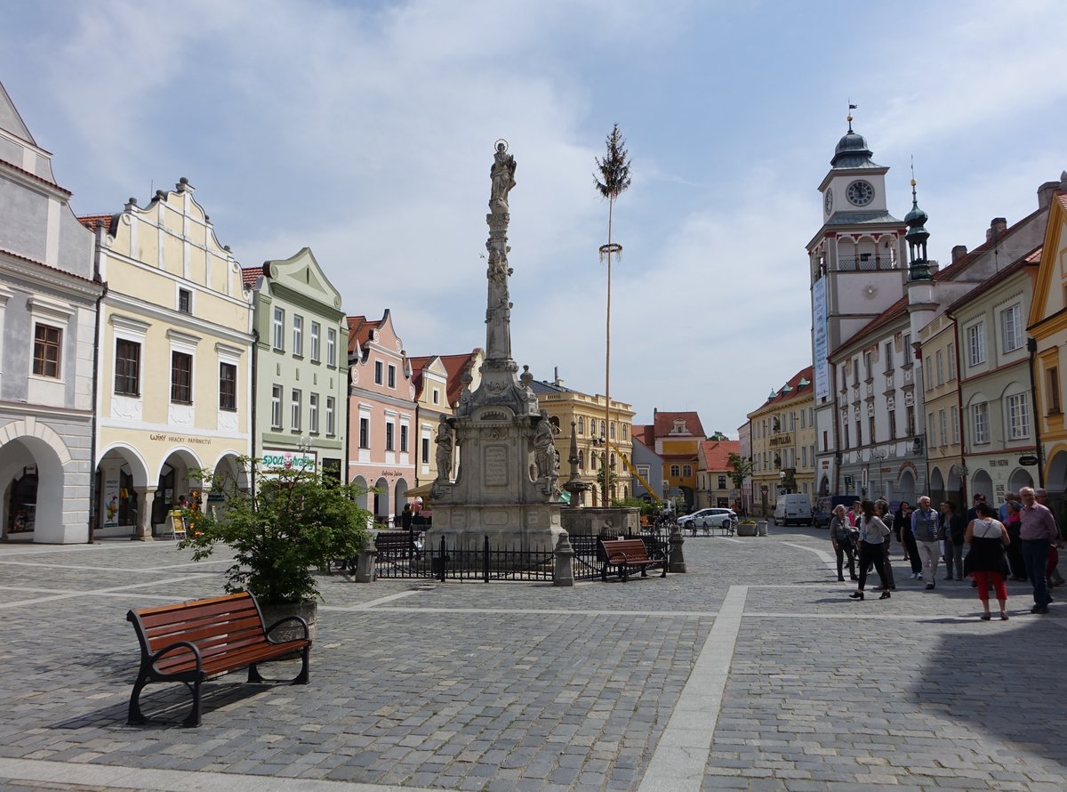 Trebon, Mariensäule von 1780 und historisches Rathaus am Masaryk Platz (27.05.2019)