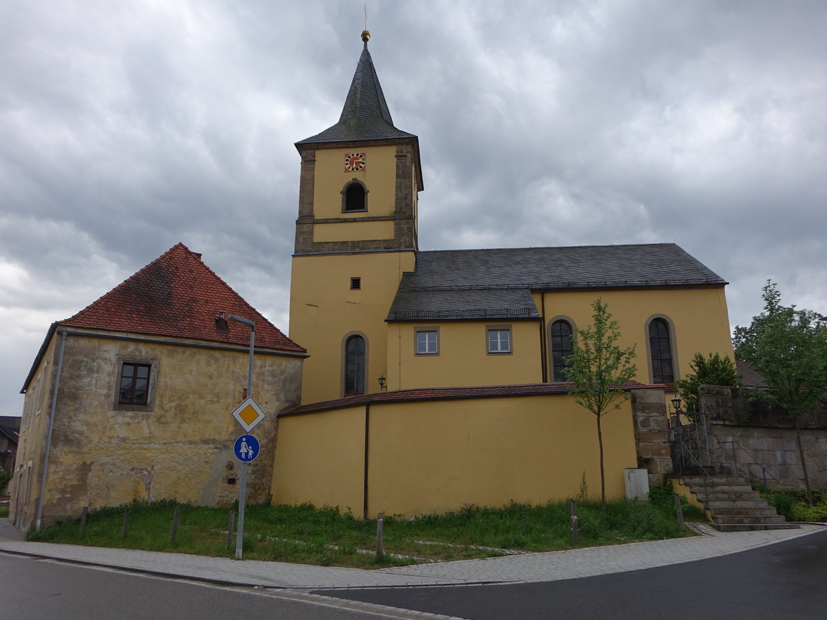 Tremmersdorf, kath. St. Peter und Paul Kirche, Saalkirche mit Flachsatteldach und eingezogenem Rechteckchor, im Kern mittelalterlich, Kirchturm neu erbaut 1774 (20.05.2018)