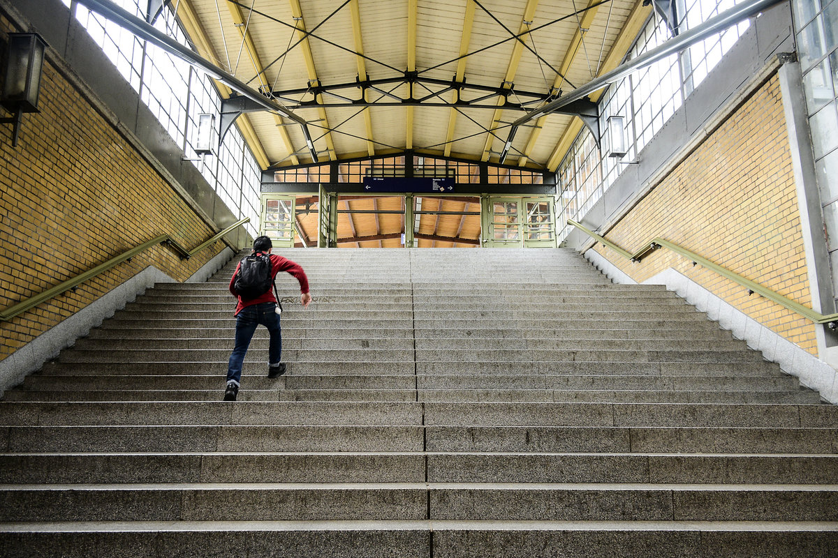 Treppe im S-Bahnhof Rahnsdorf im Berliner Bezirk Treptow-Kpenick. Aufnahme: 10. Juni 2019.