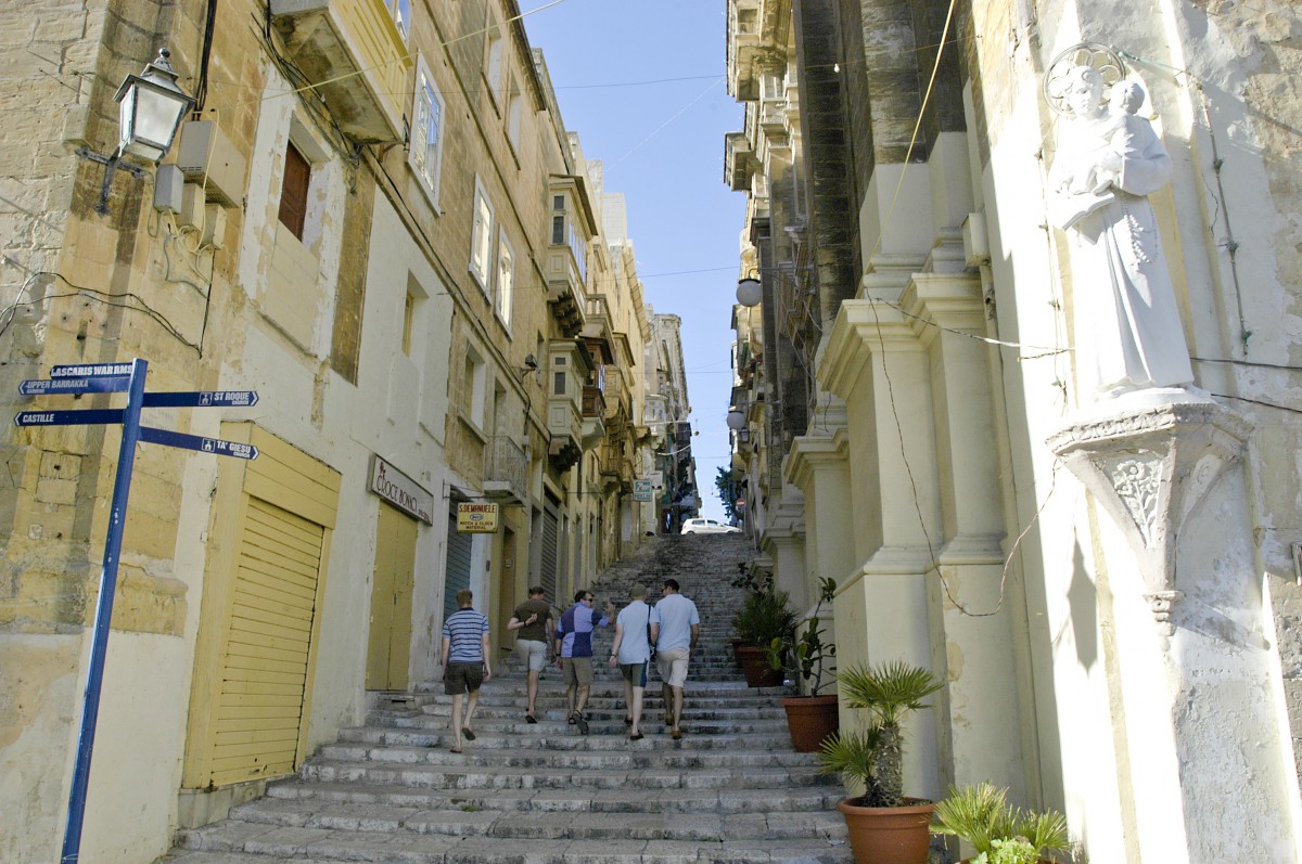 Treppen in  der Altstadt von Valletta - Malta. Aufnahme: Oktober 2005.